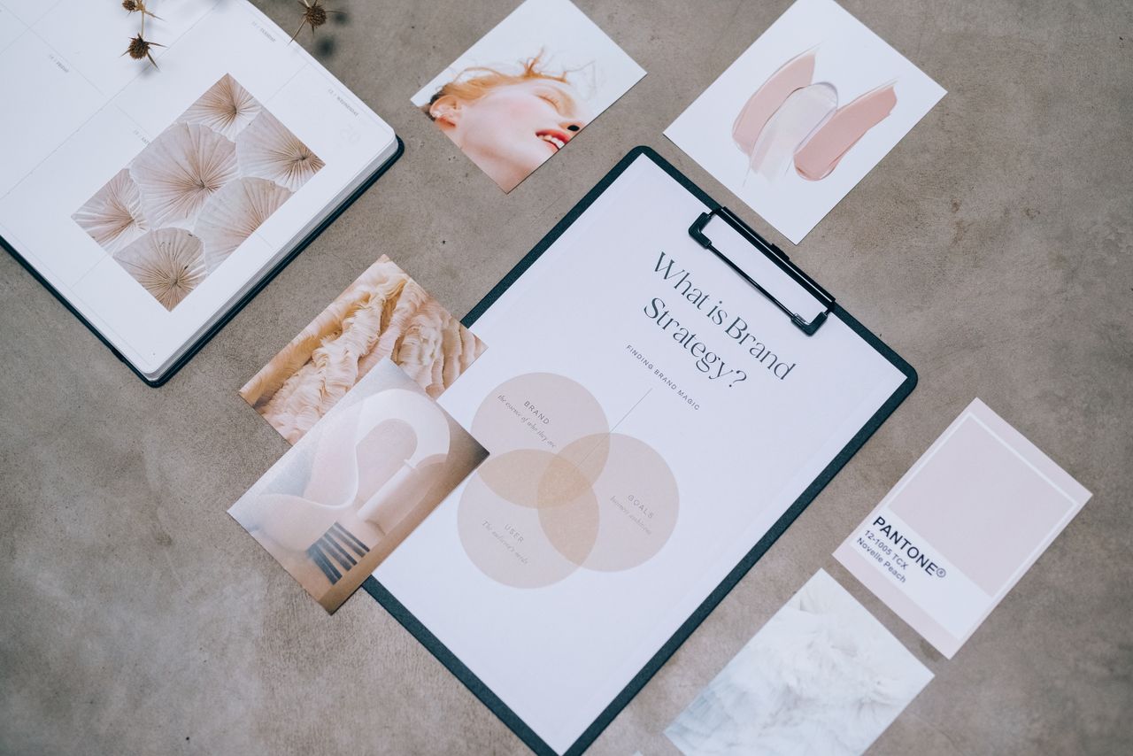 Vue en flat lay de supports de branding et de concepts de design pour des échanges autour de la stratégie créative.